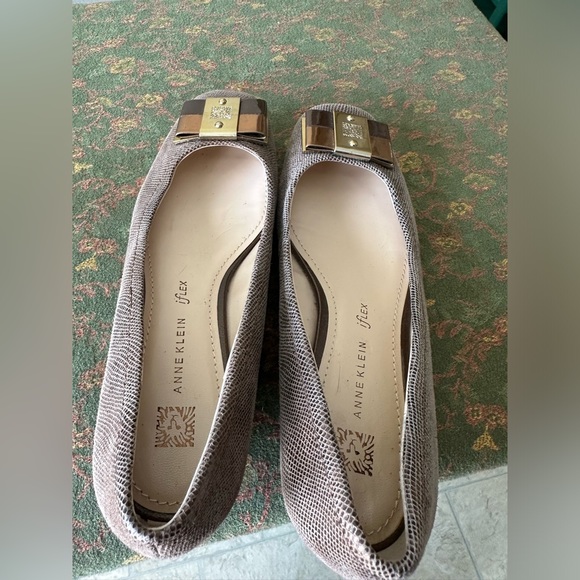 Anne Klein iFlex Jadelyn Leather Bronze Gold Low Kitten Heel Shoes Size 8.5 M. - Picture 9 of 9